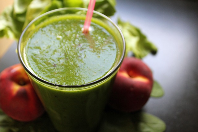 green-spinach-peach-smoothie